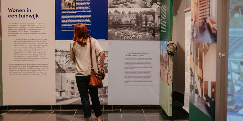 Une femme visite l'exposition