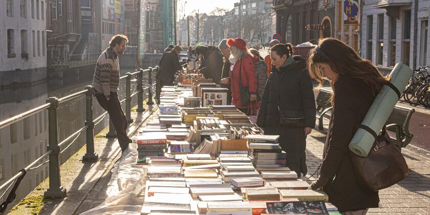 Mensen op de boekenmarkt tijdens de winter
