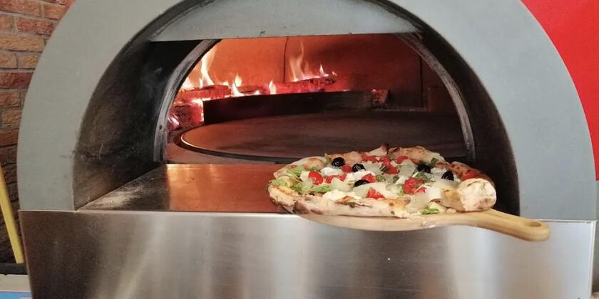 Pizza gaat in de oven