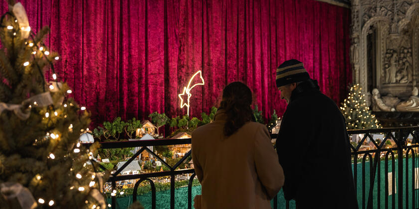 Mensen aan het kijken naar het kerstdiorama  in de Sint-Baafskathedraal