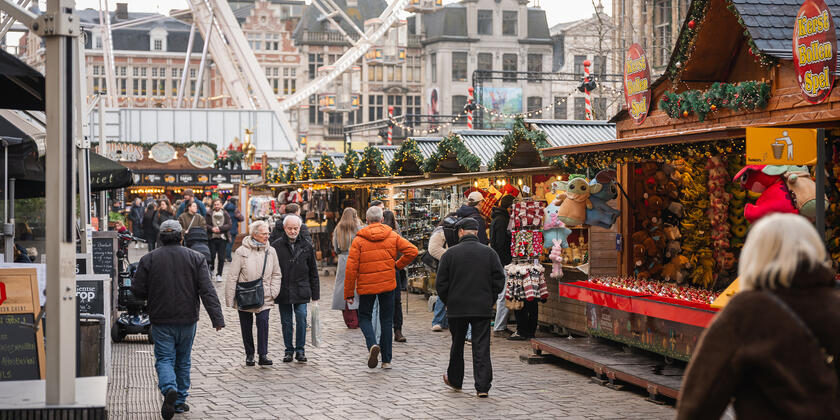 Mensen aan het wandelen op de kerstmarkt in Gent