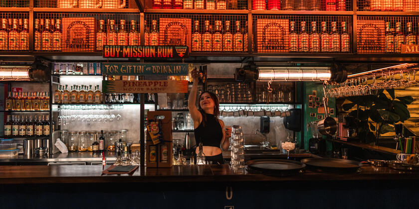 Barvrouw achter de toog