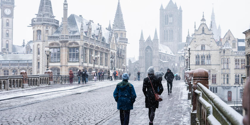 Mensen aan het wandelen in de sneeuw