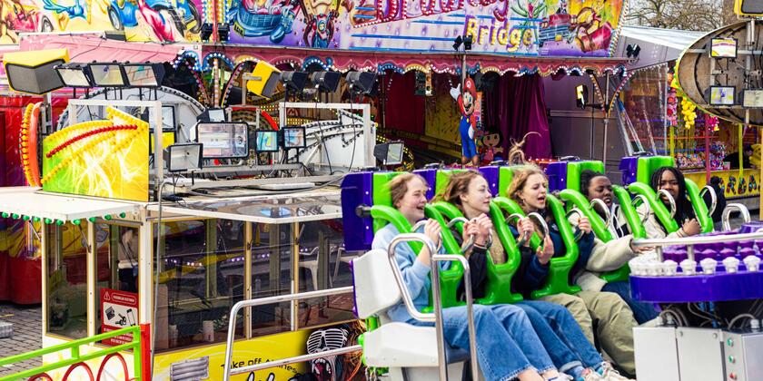 Mensen in een attractie tijdens de halfvastenfoor in Gent