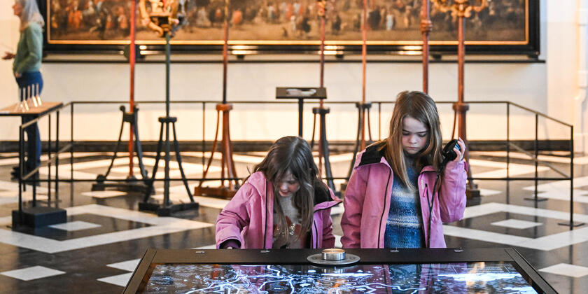 Twee kinderen op bezoek in het STAM museum