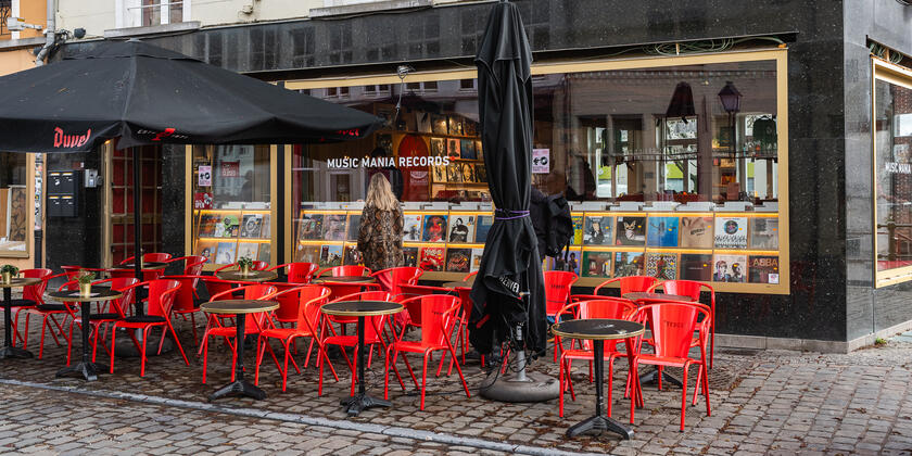 Terras met rode stoelen aan een platenwinkel