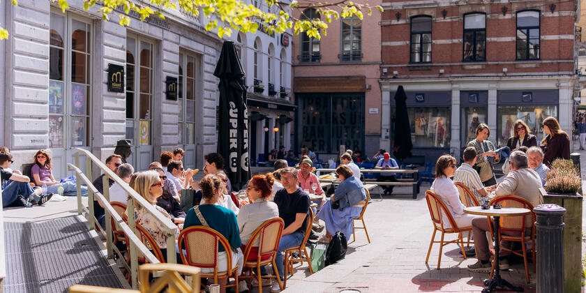 Mensen op een zonnig terras