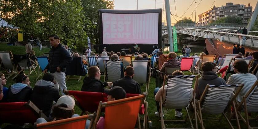 Mensen in stoelen tijdens een openluchtcinema voorstelling