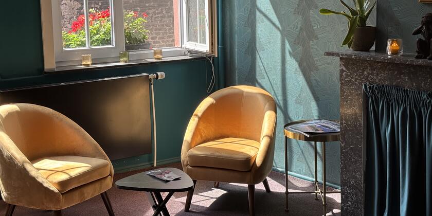 Twee zeteltjes aan een raam in een hotel