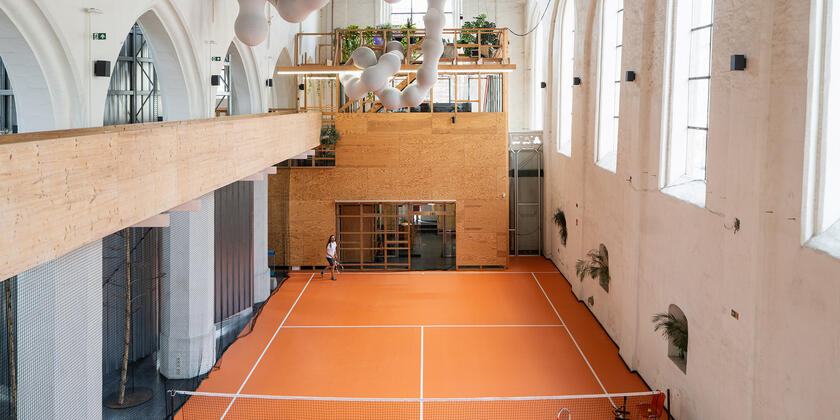 tennisveld in een voormalige kerkruimte