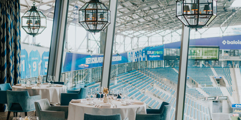 Une table avec vue sur le stade de football