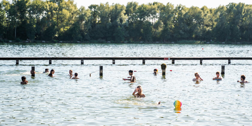 Mensen zwemmen in open water