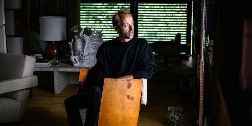 Frederic Hooft in een Maarten Van Severen F88 fauteuil uit 1988