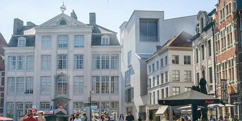 Nieuwe vleugel van het Design Museum Gent aan de Korenlei