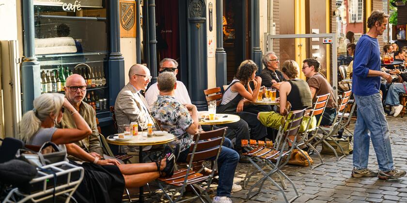 Mensen op een zonnig terras