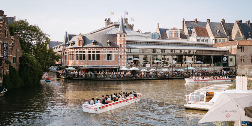 Bootjes in het water aan de Oude Vismijn