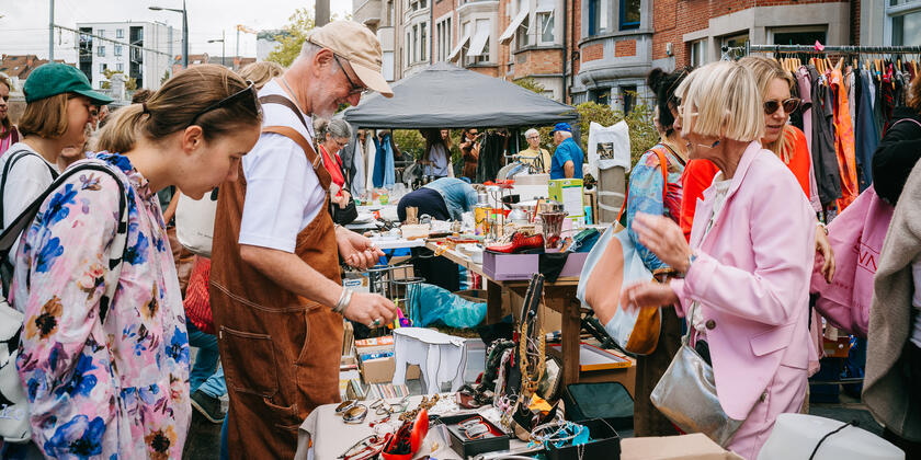 Mensen op de rommelmarkt in het Miljoenenkwartier