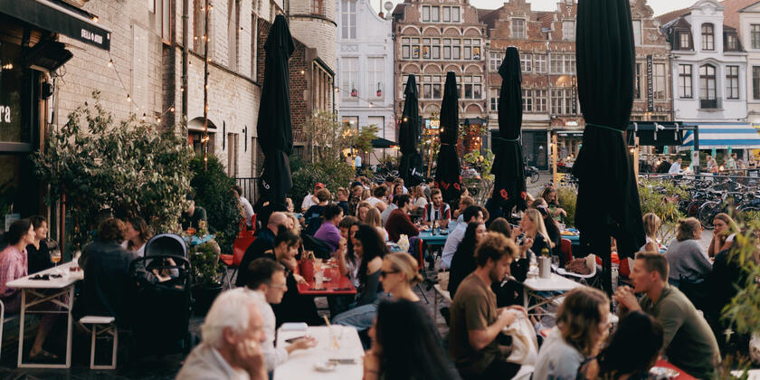 Mensen op het terras aan Café Ventura
