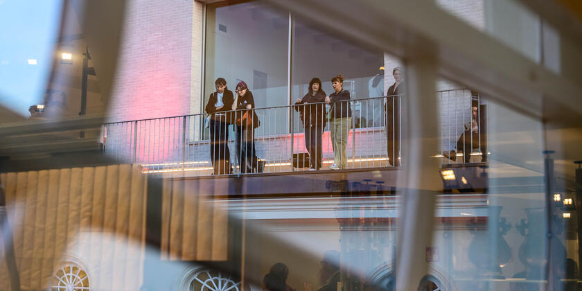Gente en la terraza del Museo de Diseño de Gante