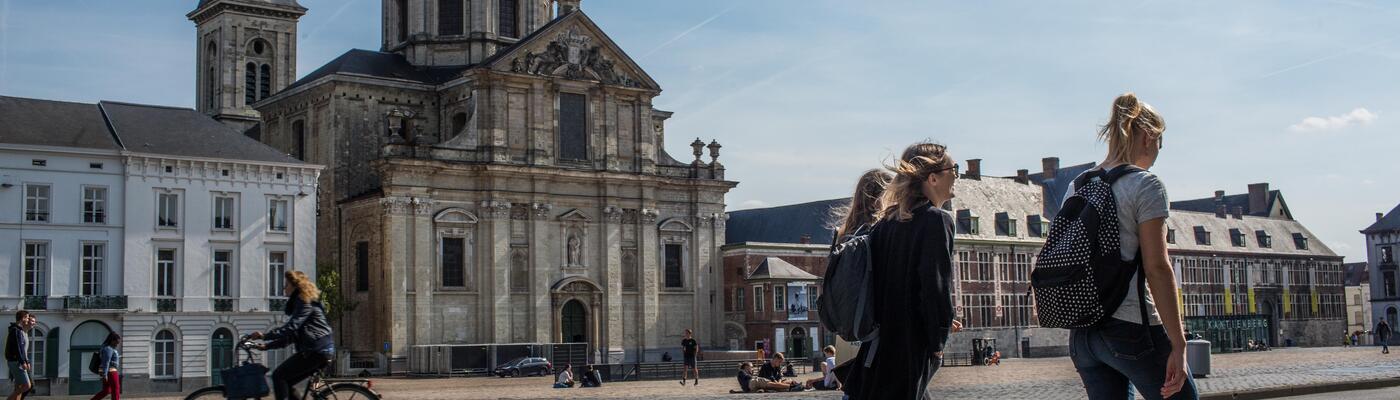 Sint-Pietersplein, zicht op Sint-Pietersabdij met wandelende toeristen.