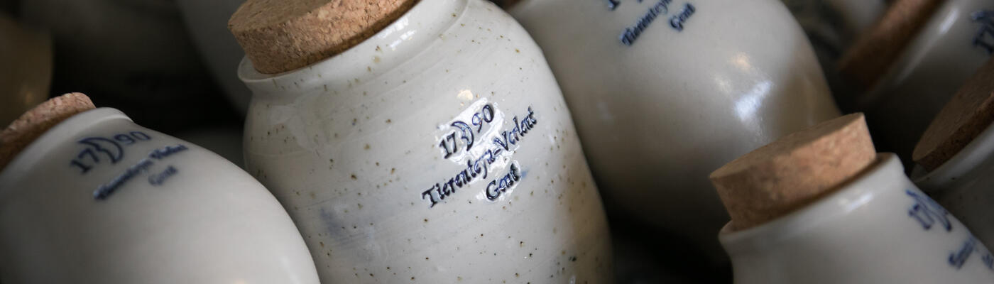 Grijze stenen potjes met kurk voor mosterd van Tierenteyn Verlent.