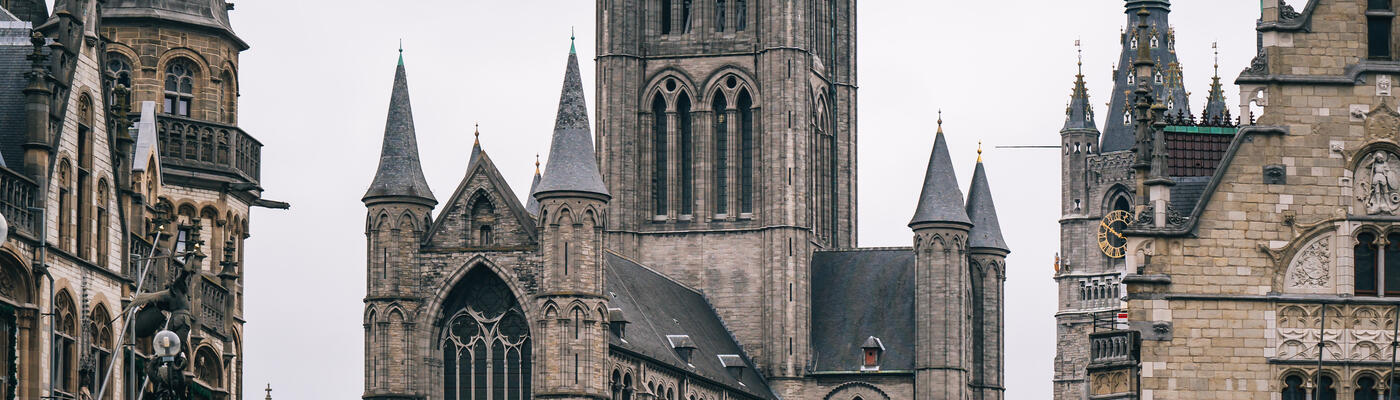 zicht op de drie torens in Gent vanop de Sint-Michielsbrug