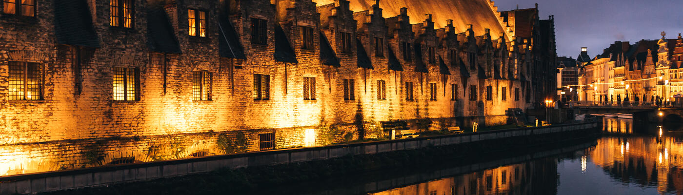 Het Vleeshuis verlicht in de avond