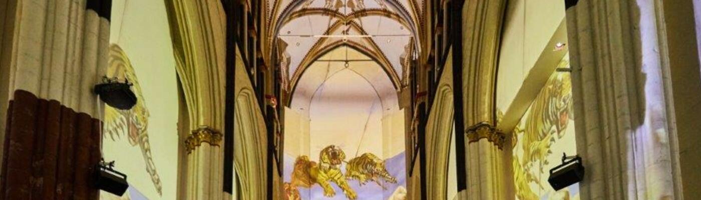 Spectacle de lumière coloré avec des œuvres d'art de Salvador Dali dans l'église Saint-Nicolas