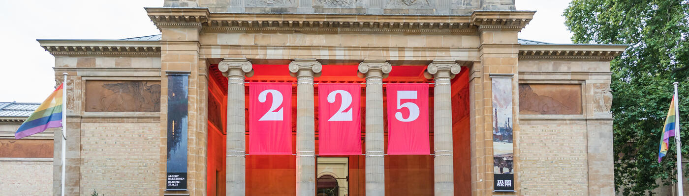 Voorgevel van het Museum voor Schone Kunsten met roze vlaggen ter ere van hun 225 jaar bestaan