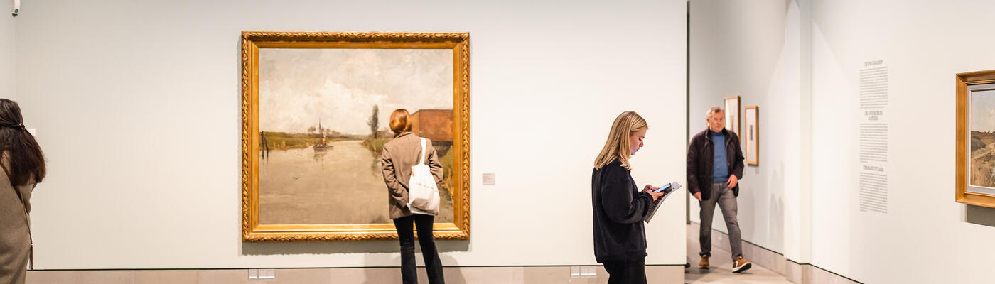 Mensen aan het kijken naar kunstwerken in het MSK museum 