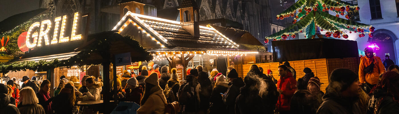 Menschen auf dem Weihnachtsmarkt in Gent