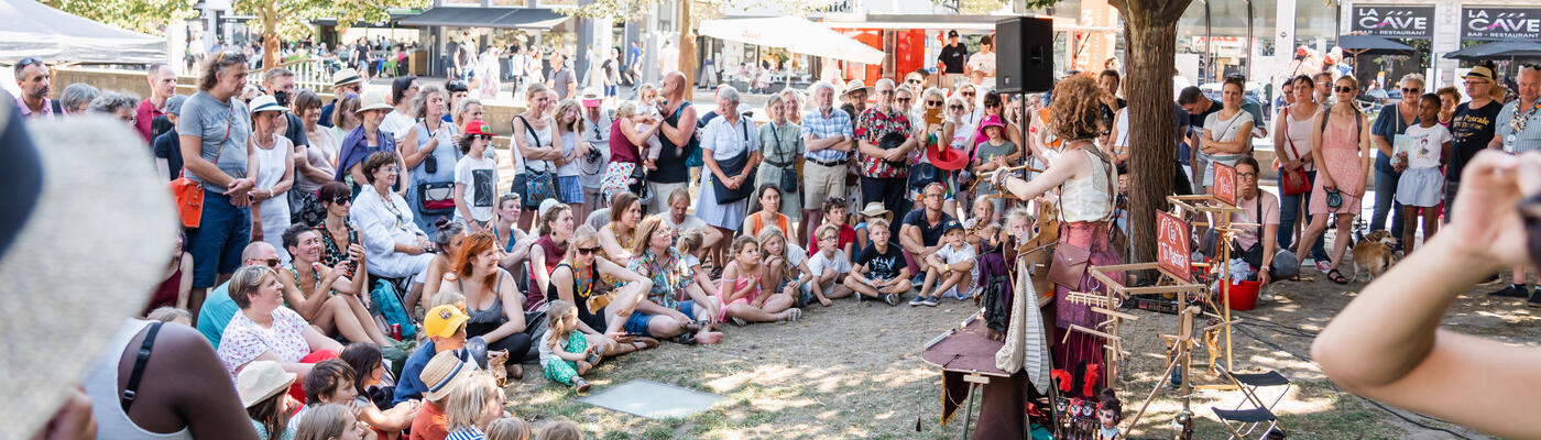 Kinderen aan het kijken naar een act op de Gentse Feesten