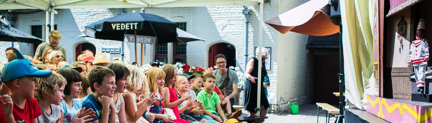 Kinderen aan het kijken naar Pierke van Alijn in het Huis van Alijn