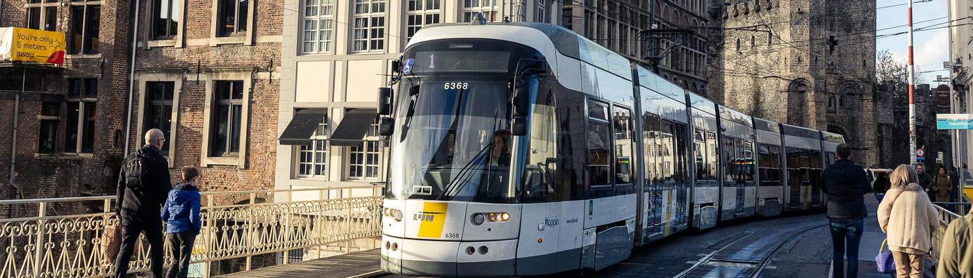 Rijdende tram in het centrum van Gent
