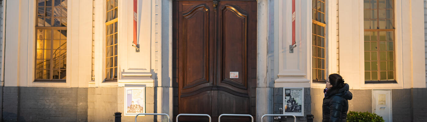 Lieve Staes mira el edificio Handelsbeurs en Kouter en Gante