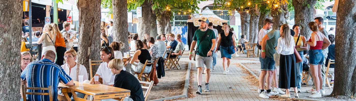 Mensen aan een tafeltje tijdens de Gentse Feesten