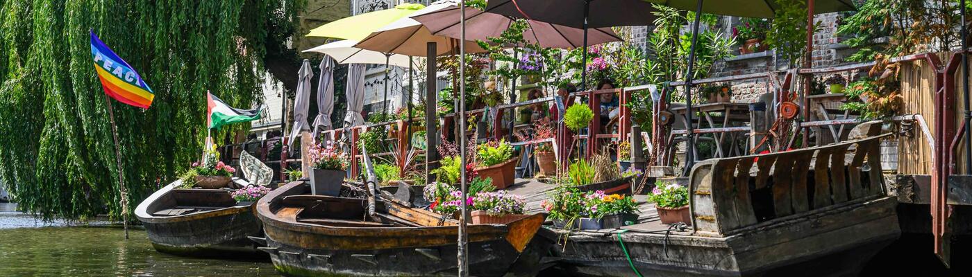 Terras aan het water