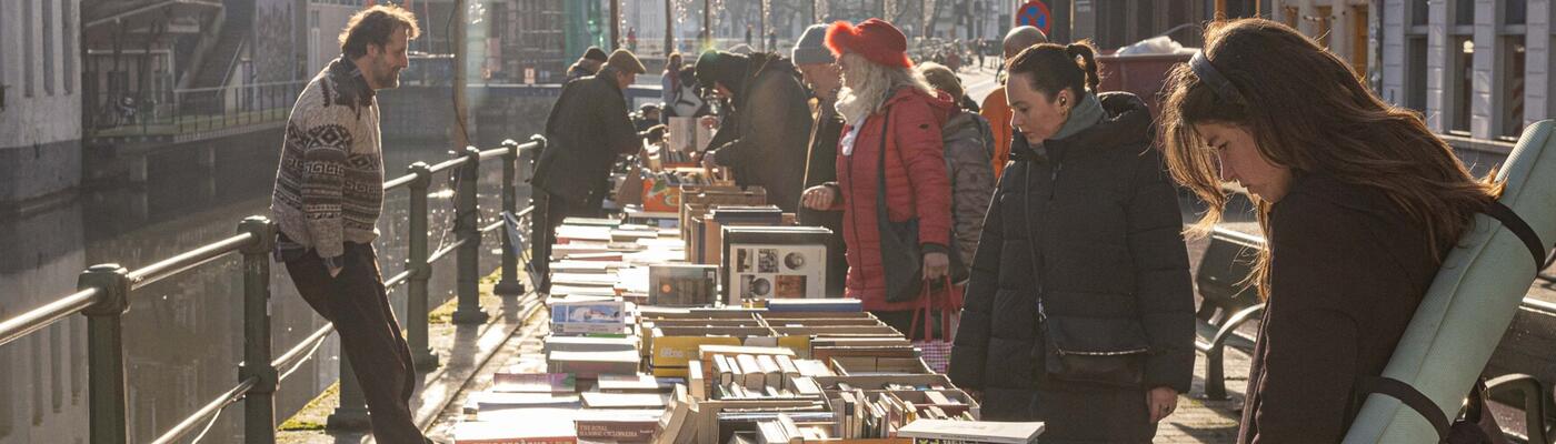 Mensen op de boekenmarkt tijdens de winter
