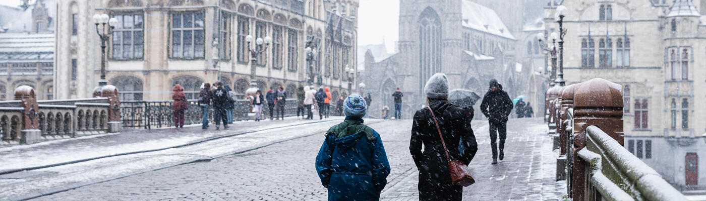 Mensen aan het wandelen in de sneeuw