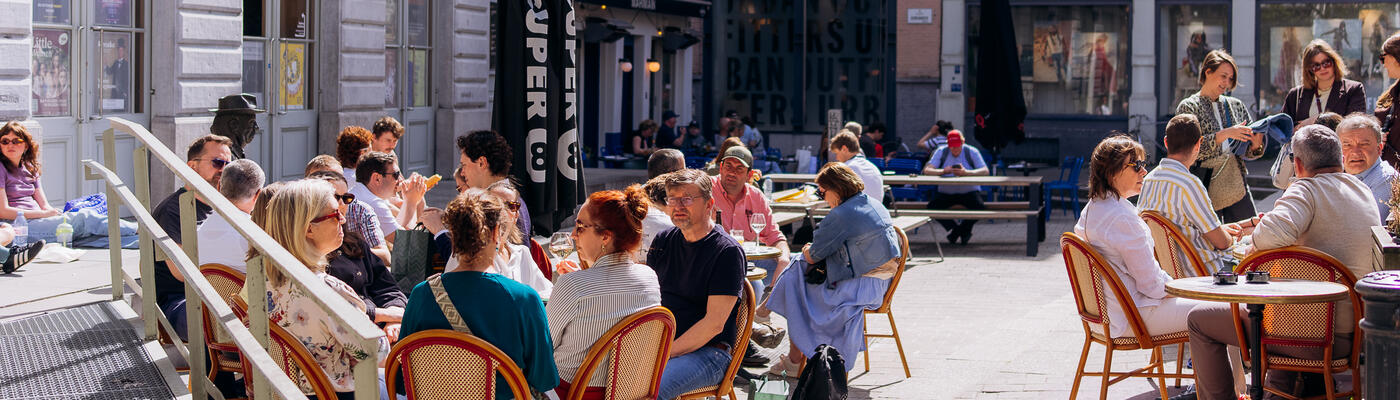 Mensen op een zonnig terras