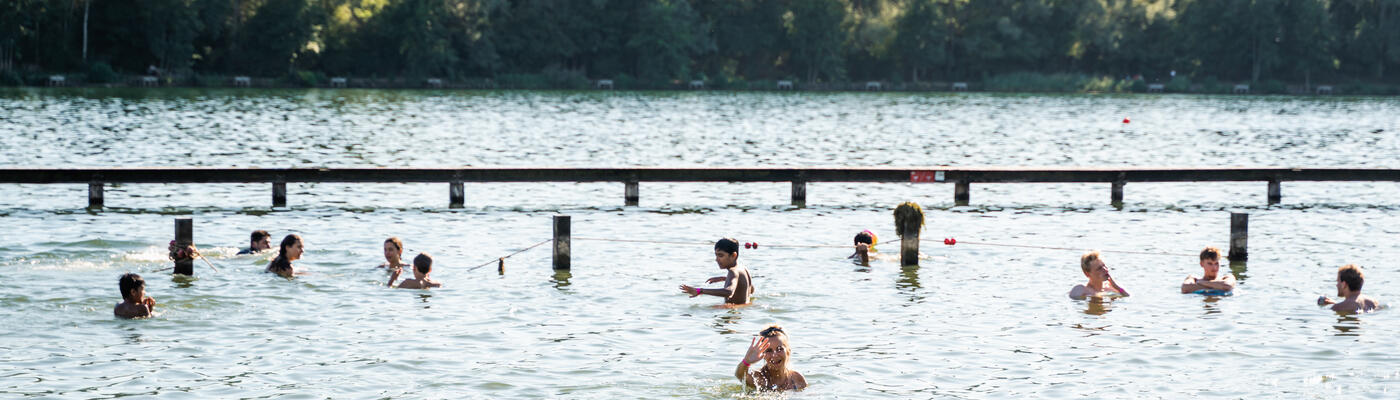 Mensen zwemmen in open water