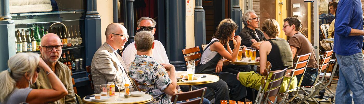 Mensen op een zonnig terras