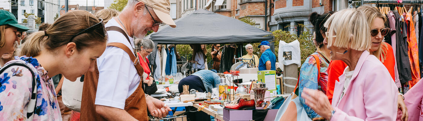 Mensen op de rommelmarkt in het Miljoenenkwartier