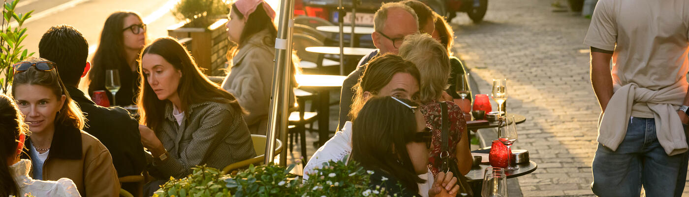 Mensen op het terras tijdens een zonnige herfstavond