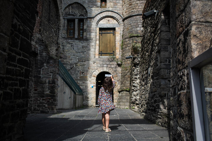 Meisje op binnenkoer Gravensteen