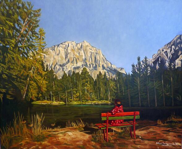 Schilderij van een persoon op een bankje die naar een berg kijkt