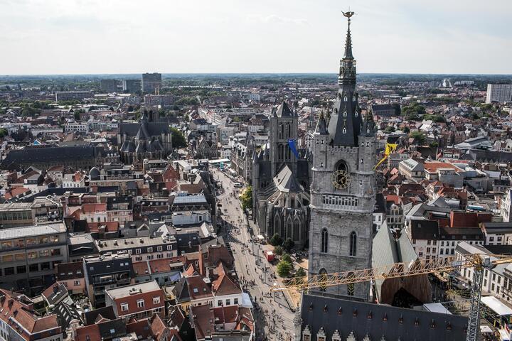 vogelzicht van Gent. Foto genomen van bovenop de toren van de Sint-Baafskathedraalogelzicht van Gent. Foto genomen van bovenop de toren van de Sint-Baafskathedraal
