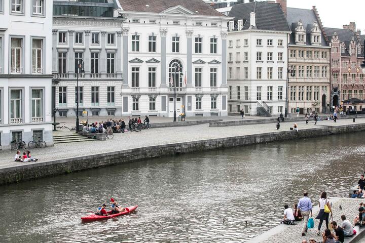 kajak op het water tussen de graslei en korenlei, mensen die aan de waterkant zitten