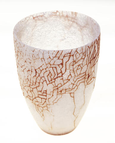 witte vaas in glaspasta met een rood patroon
