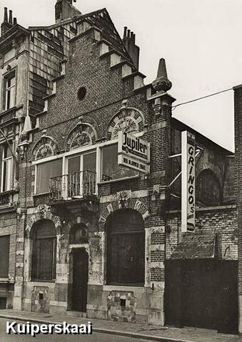 Zwart wit foto van de gevel van club Fifty-Five in de Kuiperskaai in Gent